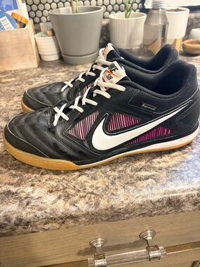 Men’s Supreme x Nike SB Gato